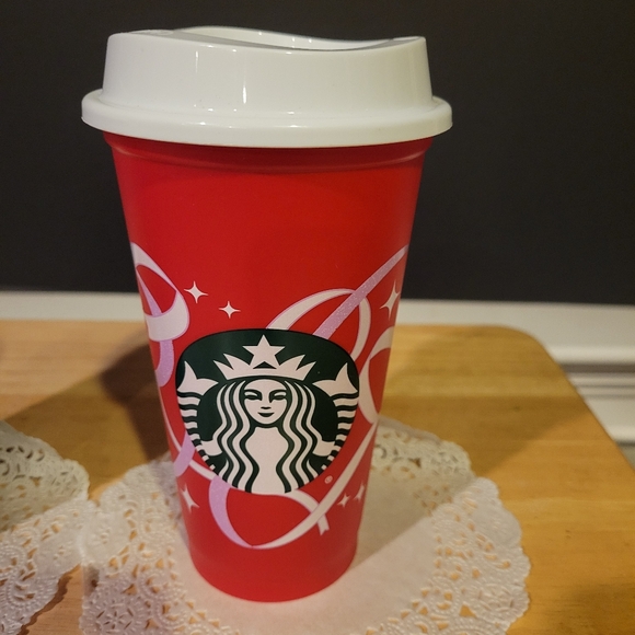 Pair of Starbucks Plastic Travel Cups with Lids Red & Green - Picture 3 of 10